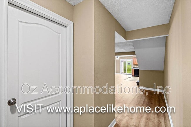 Building Photo - 805 SW Imperial Ln