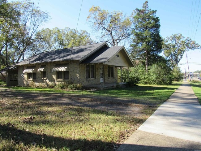 Foto del edificio - 405 E Main St