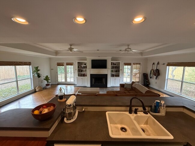 Cocina y sala de estar - 9446 High Point Rd