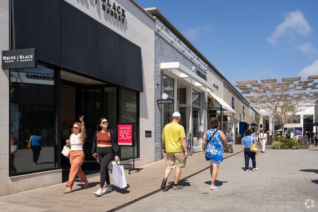 UTC Mall features high-end stores in University City, San Diego.