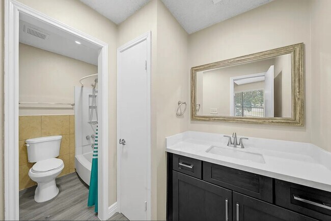 Foto del edificio - 8427 Sands Point Dr