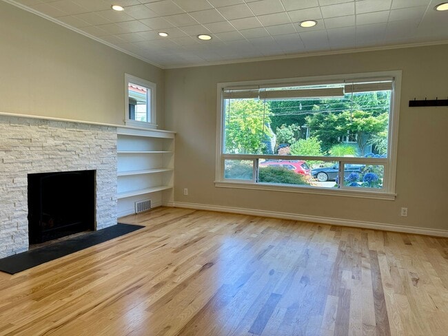 Building Photo - Great Maple Leaf 3 Bedroom Home - Location...