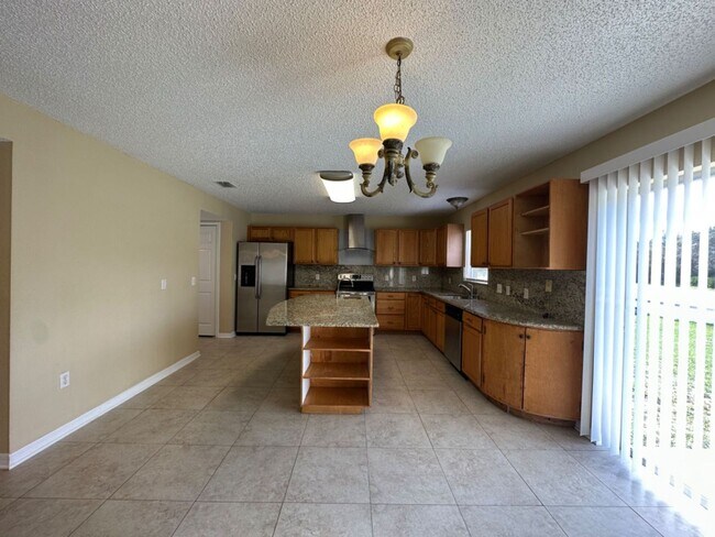 Building Photo - 4 Bedroom, 4 Bath Poinciana Dream Home!  F...