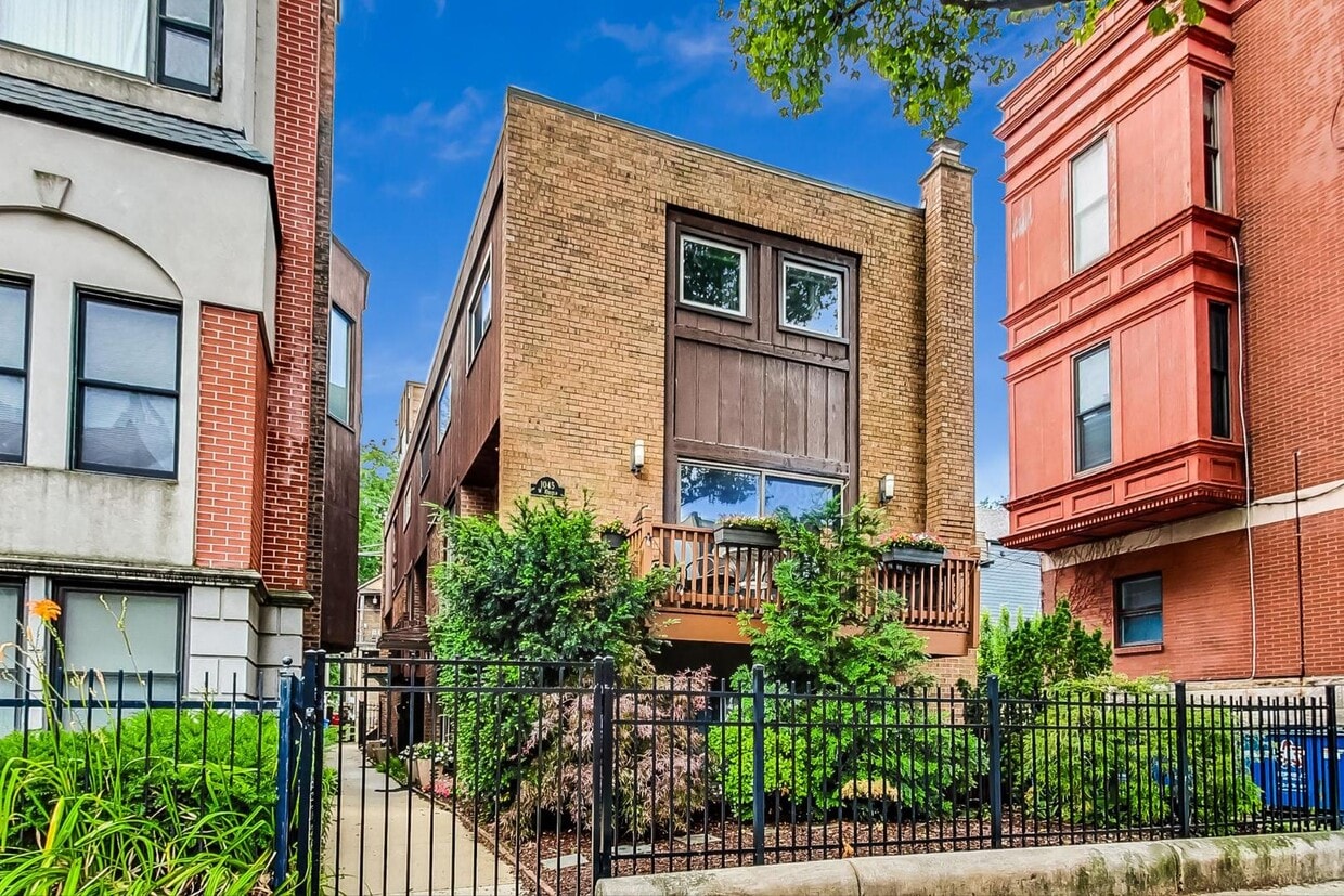 Primary Photo - 1045 W Altgeld St