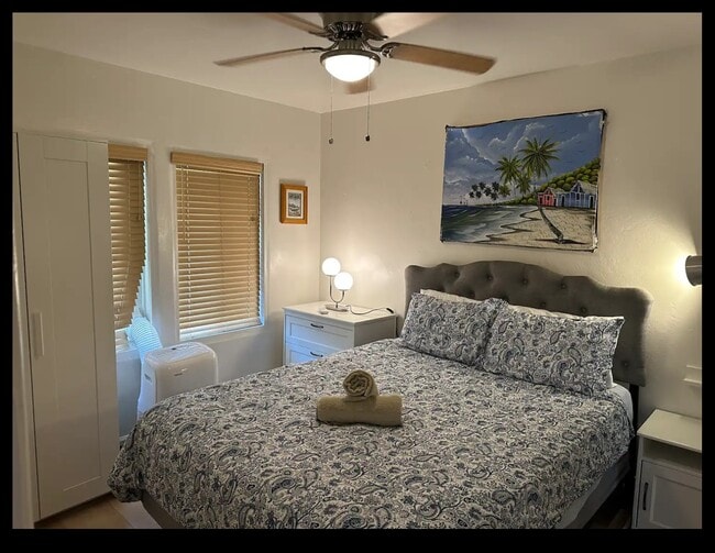 Bedroom with queen bed and nice furnishings - 3990 Strandway