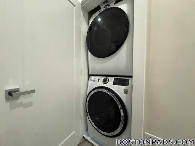 Building Photo - 10 Cawfield St