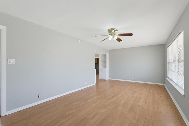 Building Photo - 618 S La Salle Dr