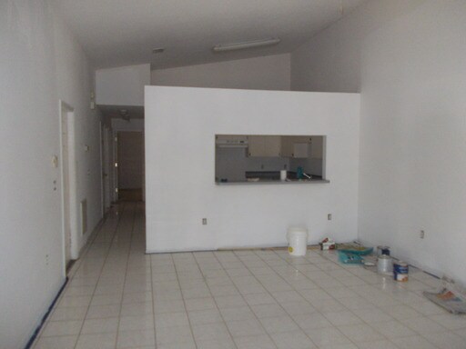 Building Photo - 8521 N Hyaleah Rd