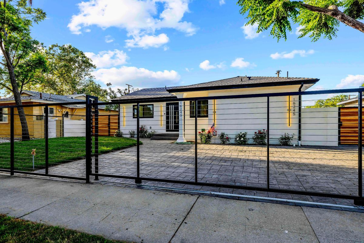 Foto principal - 16245 Chatsworth St