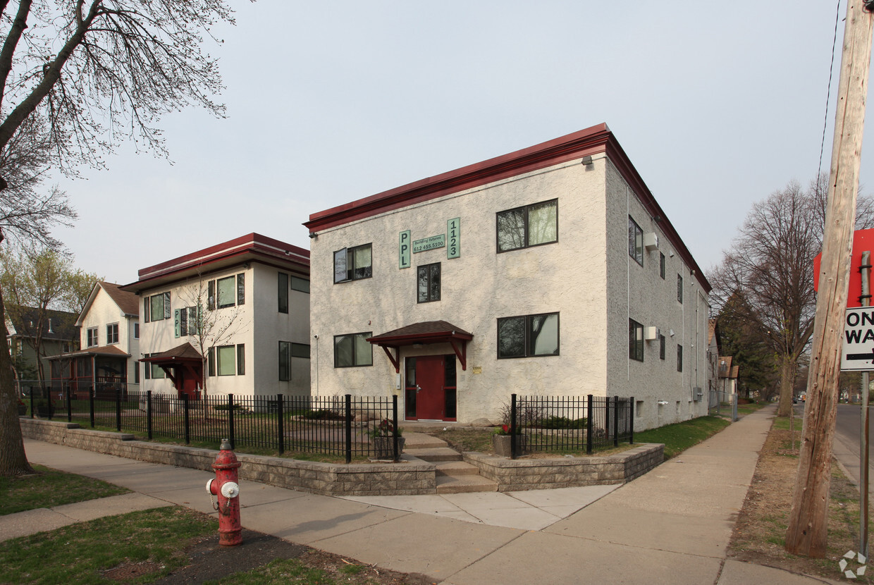Foto del edificio - 1119-1123 Logan Ave