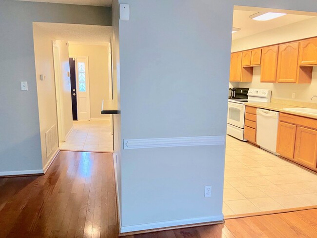 Building Photo - 3BD/2.5BA Townhouse with Garage! Close to ...