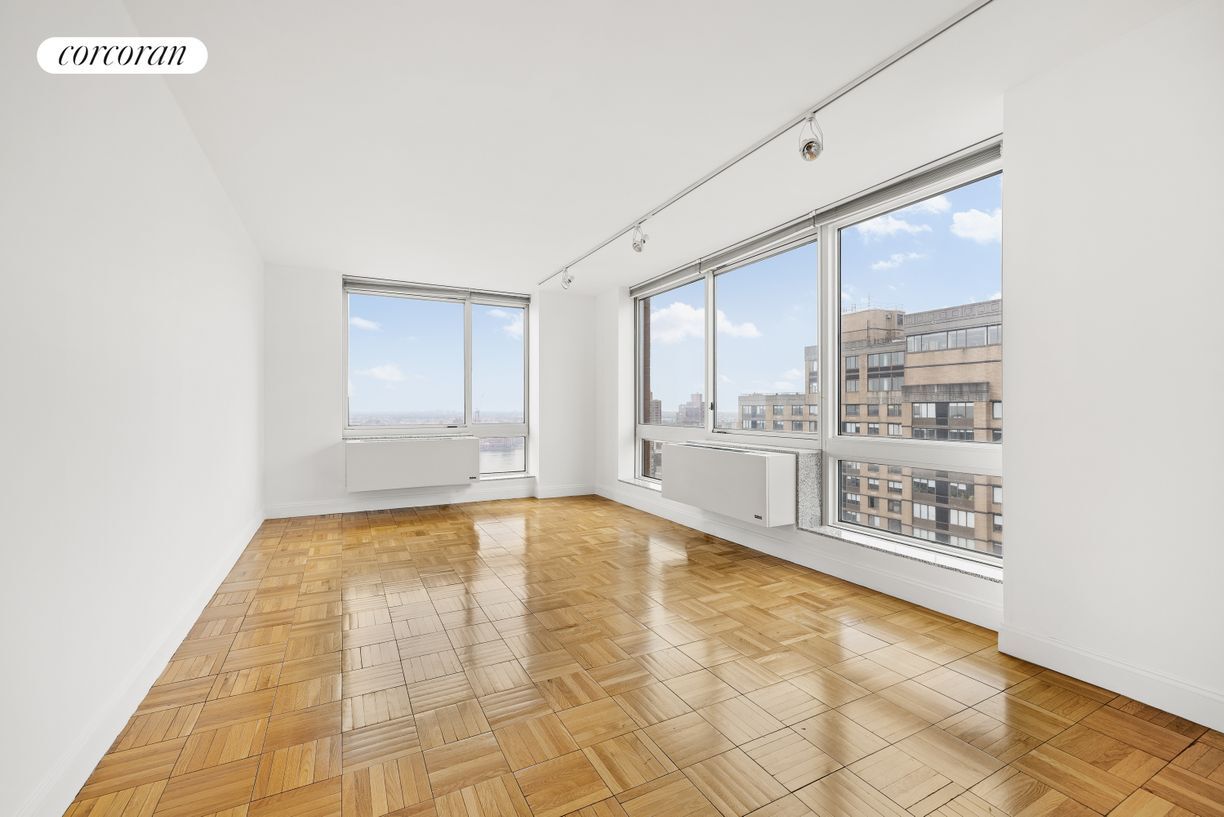 Foto principal - 215 E 96th St