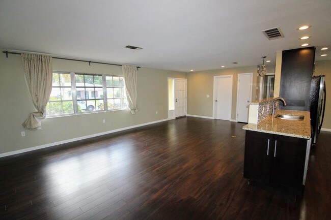 Building Photo - 2220 Bal Harbour Dr