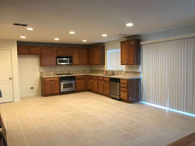 Building Photo - 4 bed/ 2.5 ba house - Plumas Lake area