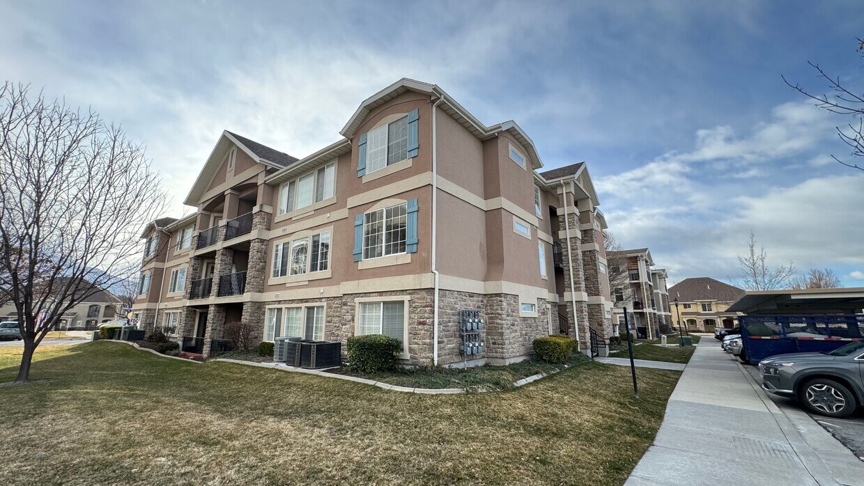 Primary Photo - Available now 3 bedroom 2 bath Condo in Pl...