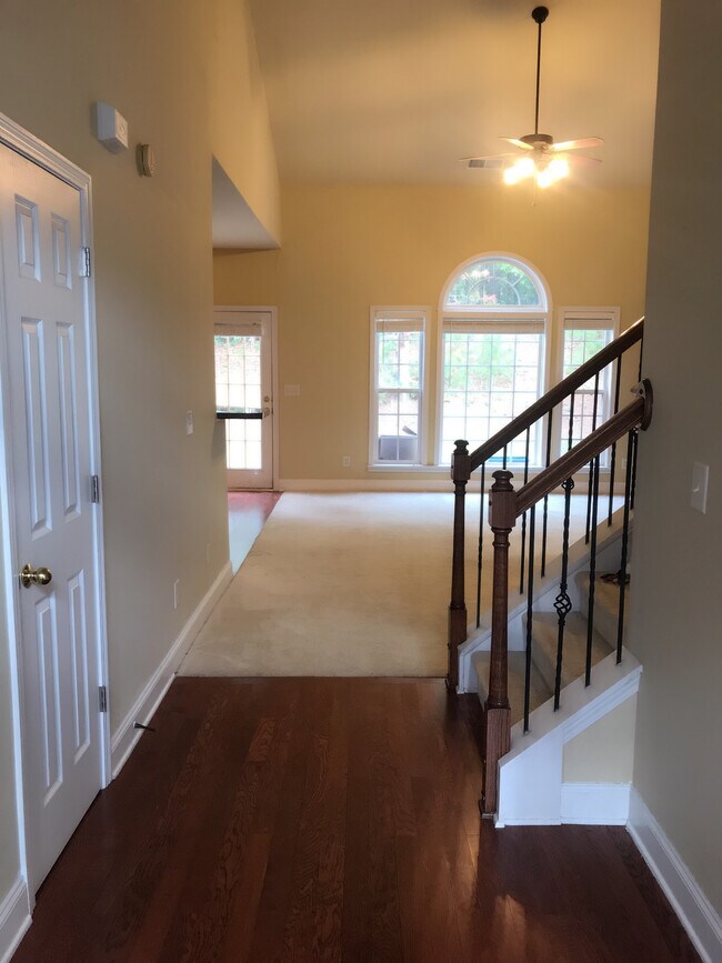 Building Photo - 535 Roland Manor Dr