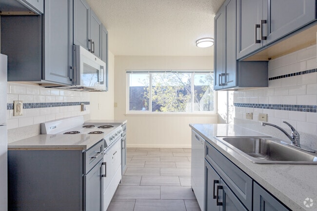 1BR, 1BA - 562SF - Kitchen - 2610 Regent St.