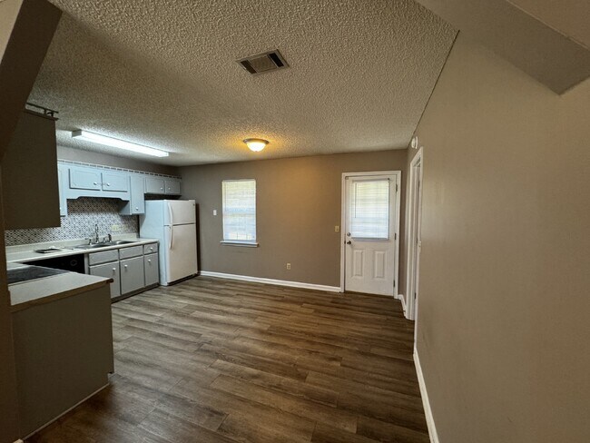 Building Photo - House for Rent