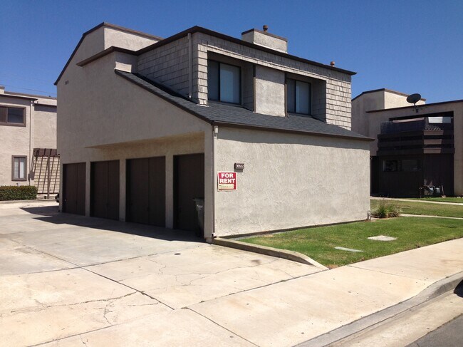 A la izquierda de la propiedad de 4 unidades. - 16622 Jib Cir