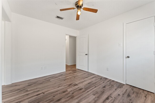 Foto del edificio - 9723 Cedar Bluff Dr