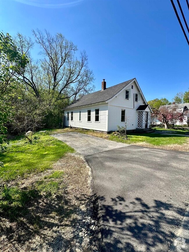Building Photo - 10 Waukewan St