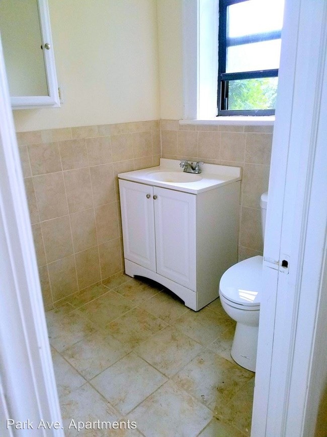 Building Photo - 3 br, 1 bath Apartment - 562 Park Ave.