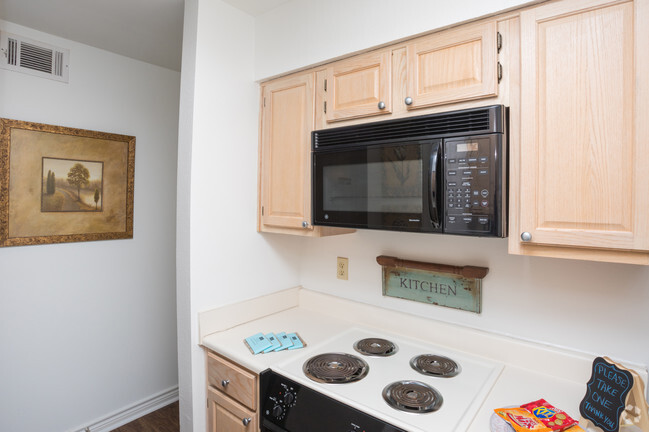 1BR, 1BA - 642 SF - Artscape Apartments