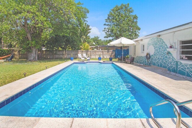 Foto del edificio - 827 NE 140th St