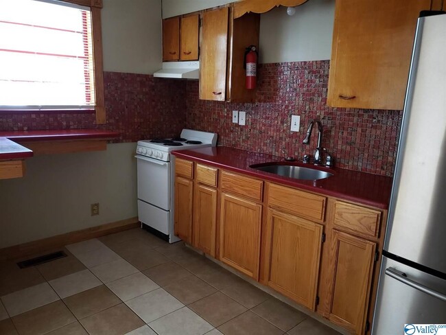 Building Photo - 905 Stevens Ct NE