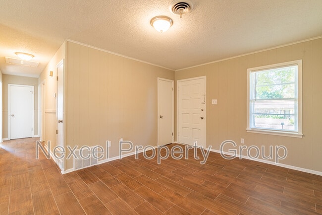 Building Photo - 8254 Elmbrook Dr