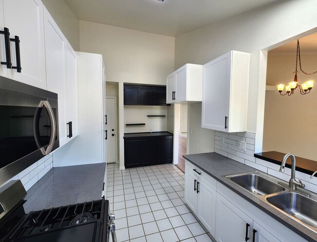 Building Photo - 80 N Lucas Ct