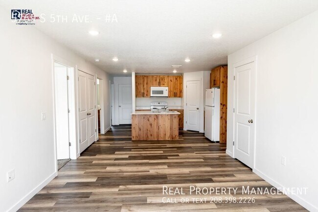 Building Photo - 3 Bedroom 1 Bath Apartment - Fiber Internet