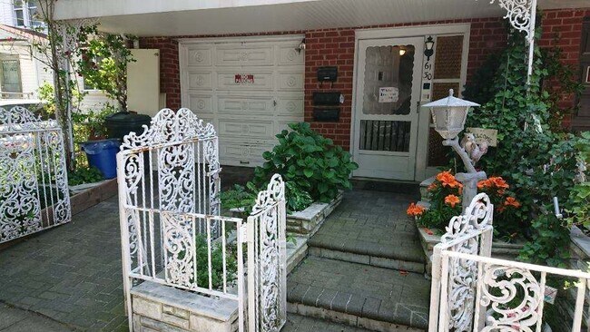 Walk in apartment. 3 family house - 6130 Booth St