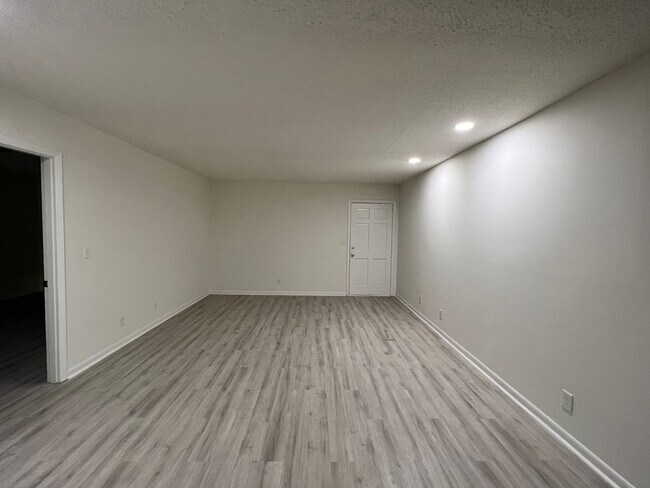Building Photo - 2845 Dayton Blvd