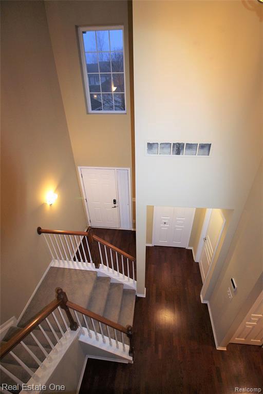 Building Photo - 163 S Vista Dr