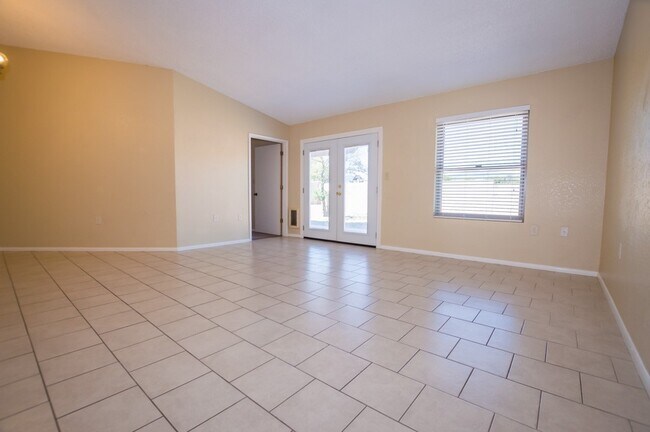 Foto del edificio - Welcome to this charming 3-bedroom, 2-bath home with Central A/C and Large 2 Car Garage!