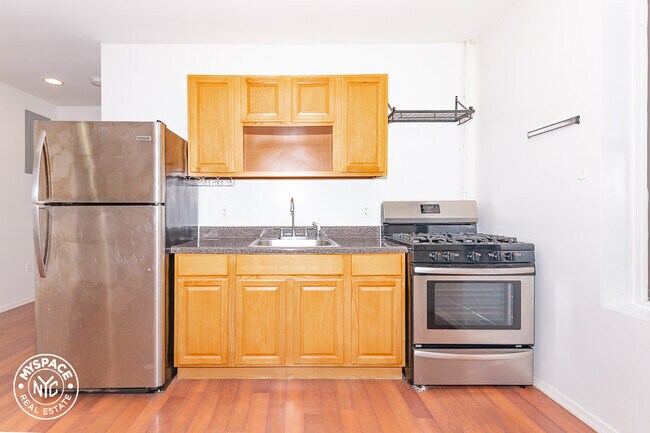Building Photo - 560 Lincoln Pl