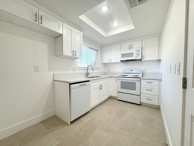 Building Photo - AVAILABLE NOW!!! 2 Bedroom / 2 Bath Apartm...