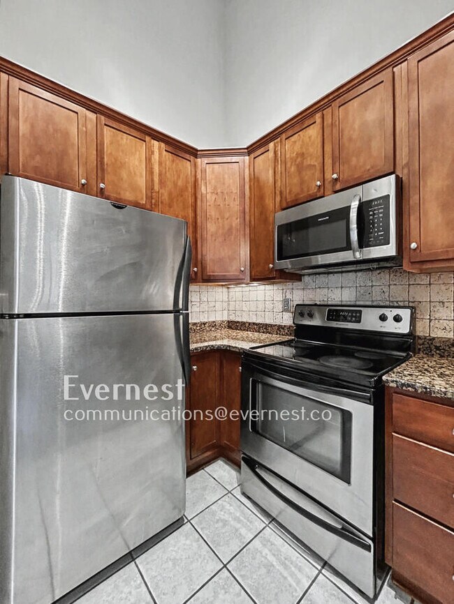 Building Photo - 2 Bed/2 Bath Condo with Off-Street Parking / Available Now!