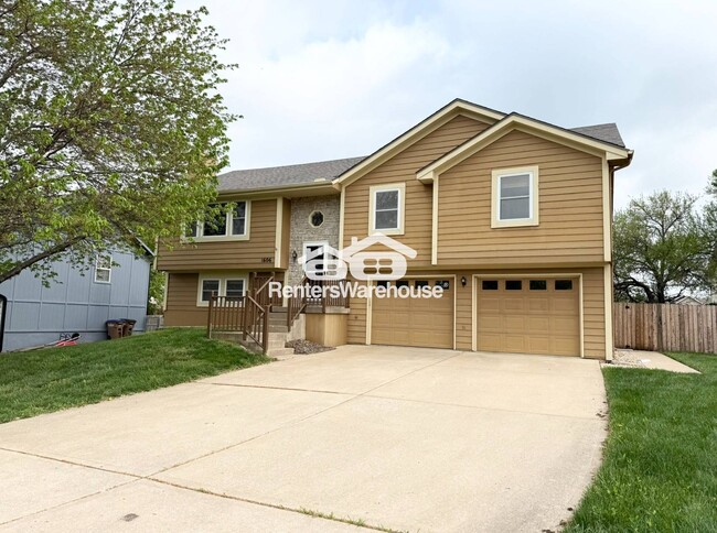 Building Photo - 1606 W Pelham Path