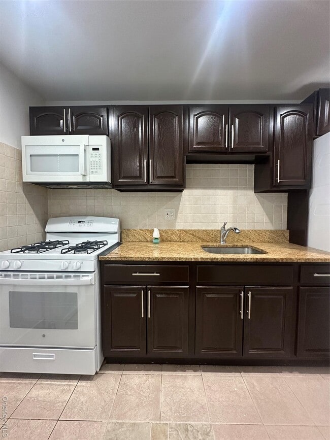 Foto del edificio - 72-05 Little Neck Pkwy