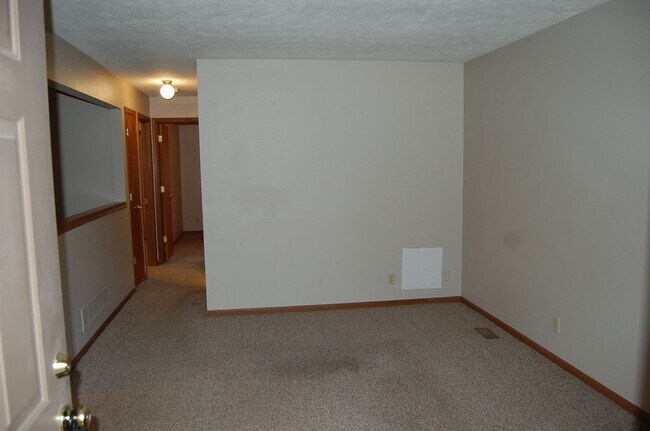Building Photo - 5605-5607 Salt Valley View