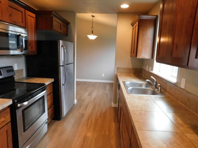 Foto del edificio - 4Bd/2.5Ba Two Story House - Available to View!