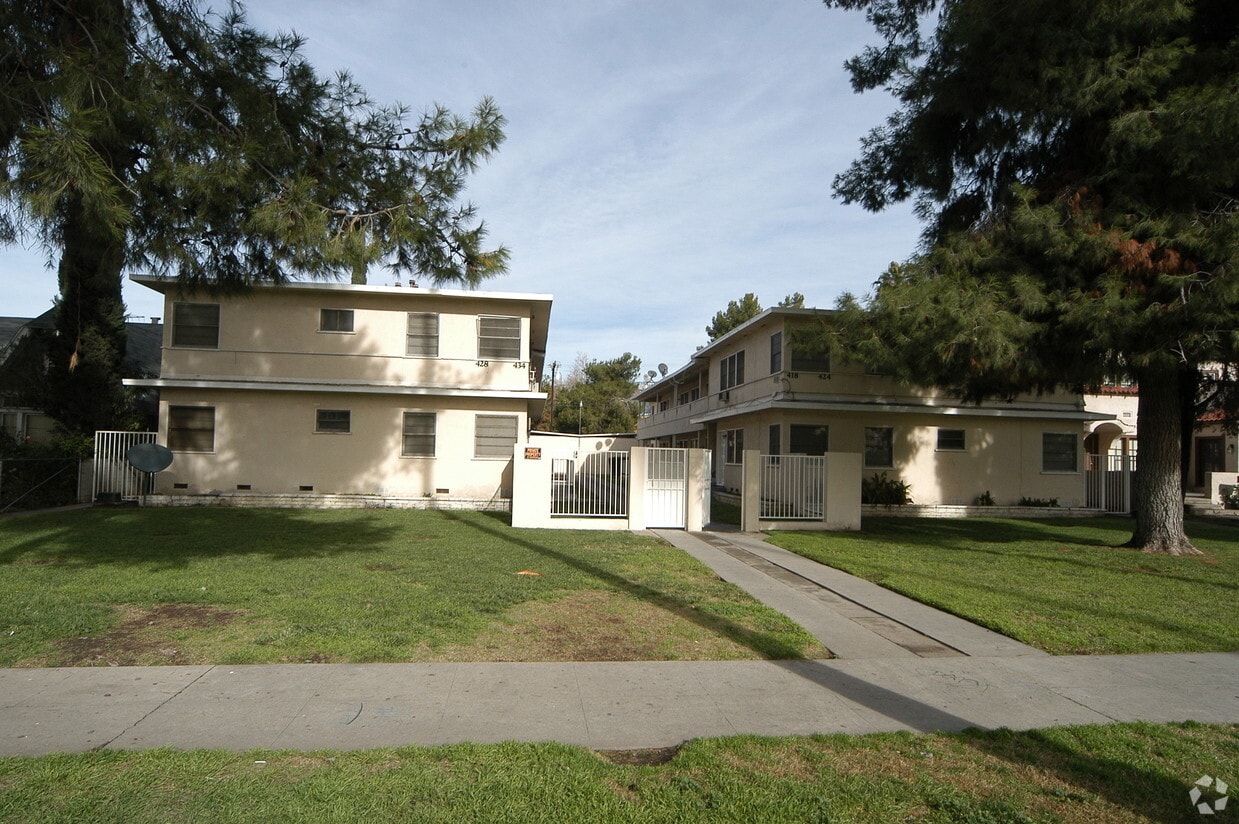 Primary Photo - 418-434 1/2 W. 18th St.