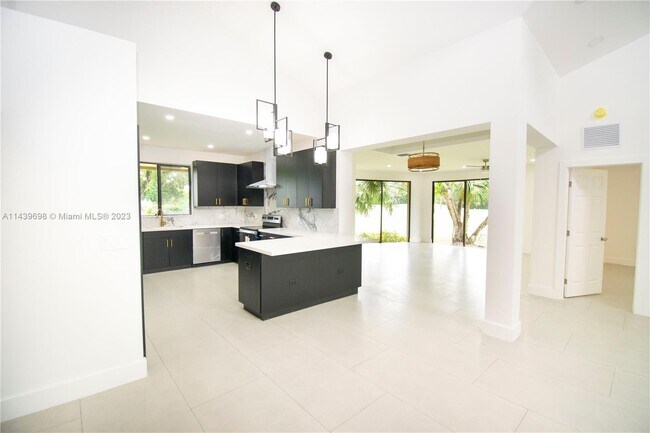 Building Photo - 8173 Silver Palm Ct