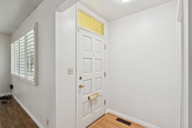 Building Photo - 829 Three Fountains Dr