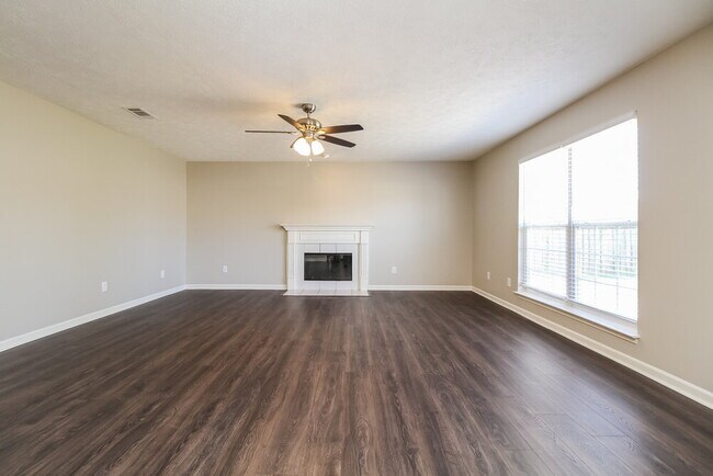 Building Photo - 2215 New Port Dr