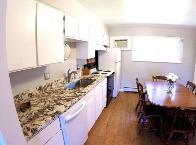 Building Photo - Updated 2BD, 1BA Apartment, Walking Distan...