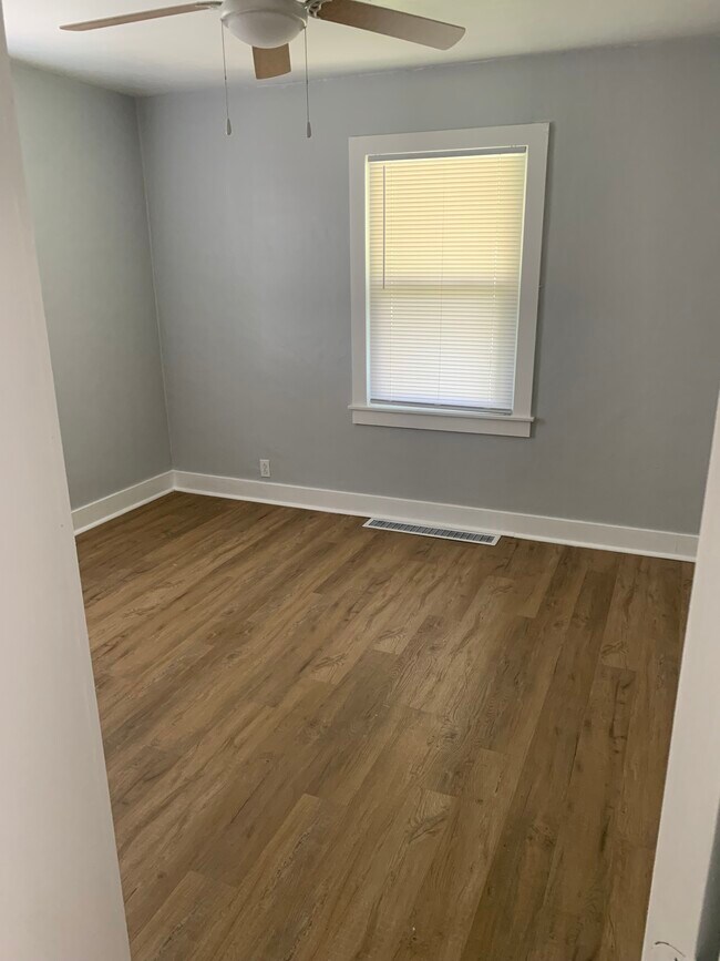 Dormitorio 1 - 2205 N Bell St