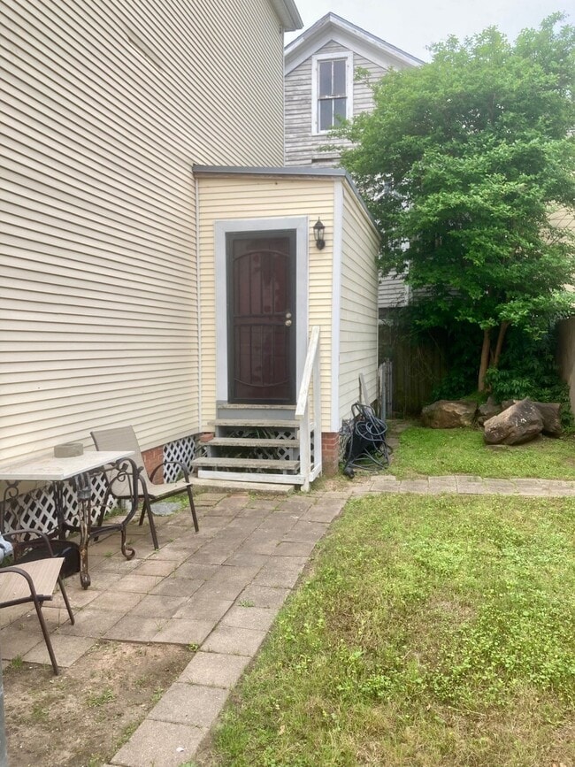 Building Photo - 902 Church St